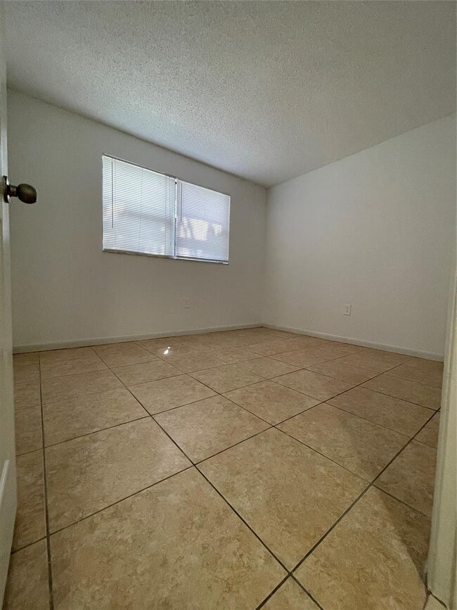 Building Photo - 9885 Nob Hill Ln