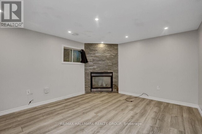 Building Photo - 139 Carillon St