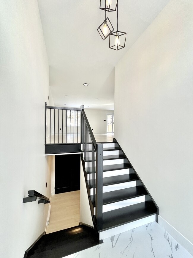 Building Photo - 82 Lasalle Dr