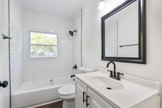 Foto del edificio - Charming 2BR Ranch Home with Modern Finishes and Spacious Yard