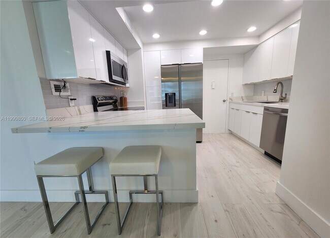 Building Photo - 3505 S Ocean Dr