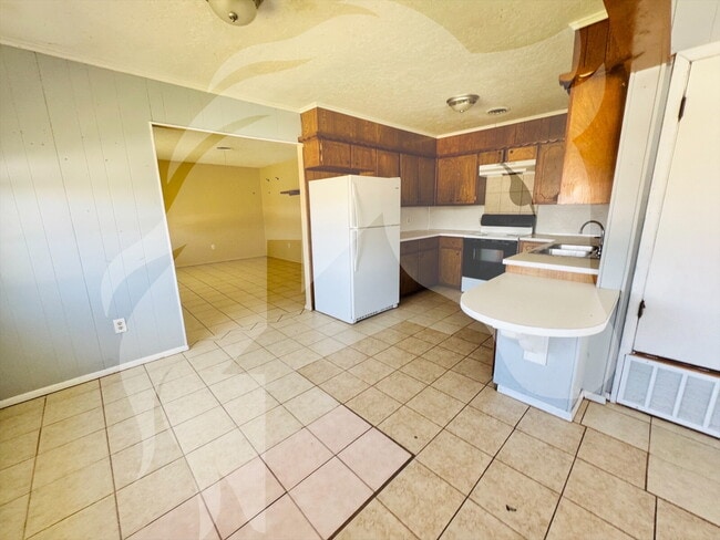 Building Photo - "Charming 4-Bed Oasis on NW Hoover Ave, Lawton"