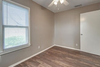 Building Photo - 10921 Shady Ln