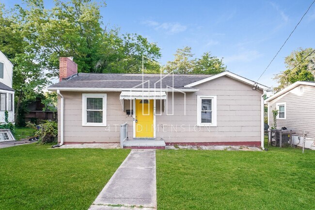 Building Photo - Charming 2-Bed Gem with Fireplace & Hardwo...