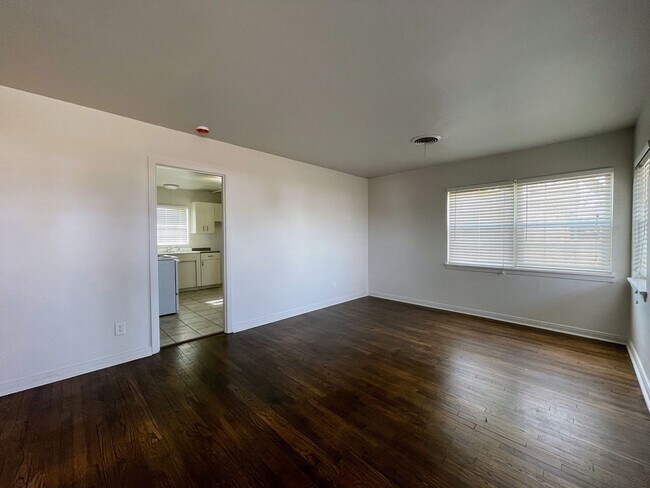 Foto del edificio - Stylish Urban Oasis – Bright 2-Bed, 1-Bath Haven in Snyder
