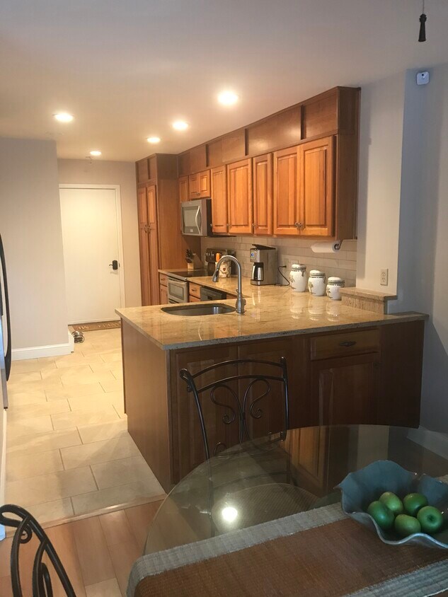 Cocina vista desde el comedor - 18 Lake Forest Dr