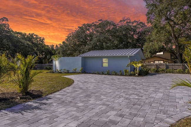 Building Photo - 905 N Tropical Trail