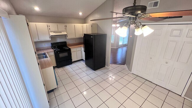 Foto del edificio - Beautiful 3/2 Home Located In Waterford La...