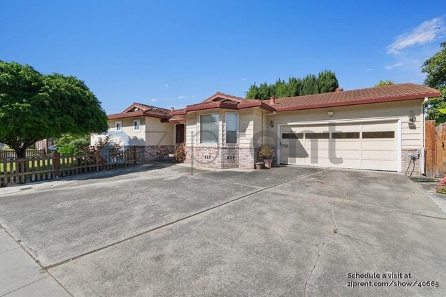 Building Photo - 792 Los Olivos Dr