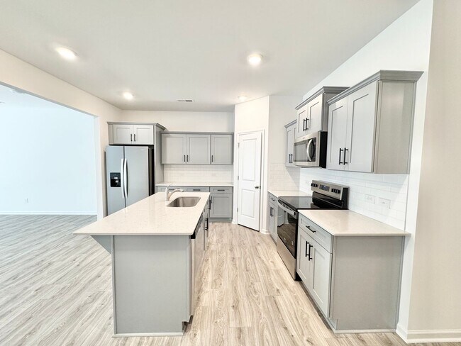 Foto del edificio - 3 br 2.5 ba townhome AVAILABLE JULY 16TH close to freeways and shopping!