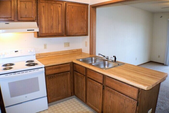 Building Photo - $925 | 2 Bedroom, 1 Bathroom 2nd Floor Con...