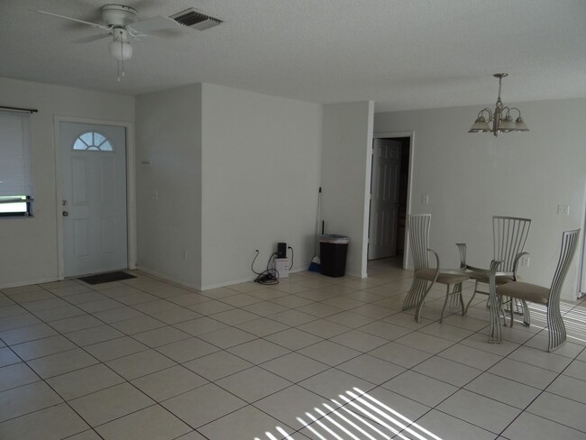 Foto del edificio - Super Clean Annual 2 bed 1 bath 1 garage h...