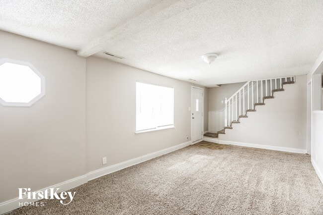 Building Photo - 900 Maple Lane