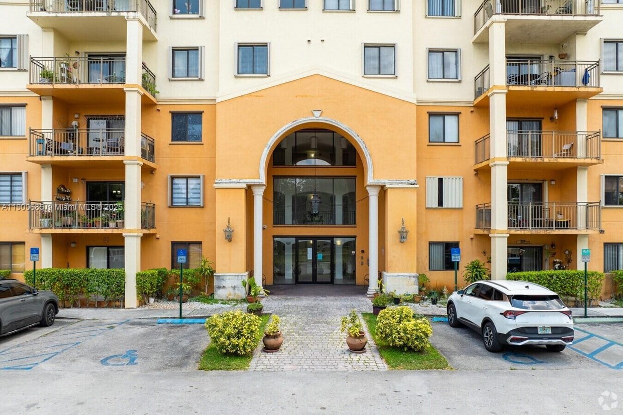 Primary Photo - 9340 Fontainebleau Blvd