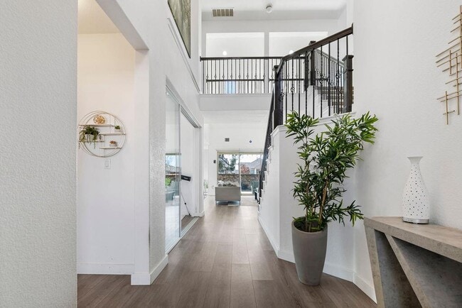 Building Photo - 909 Zacarias Dr