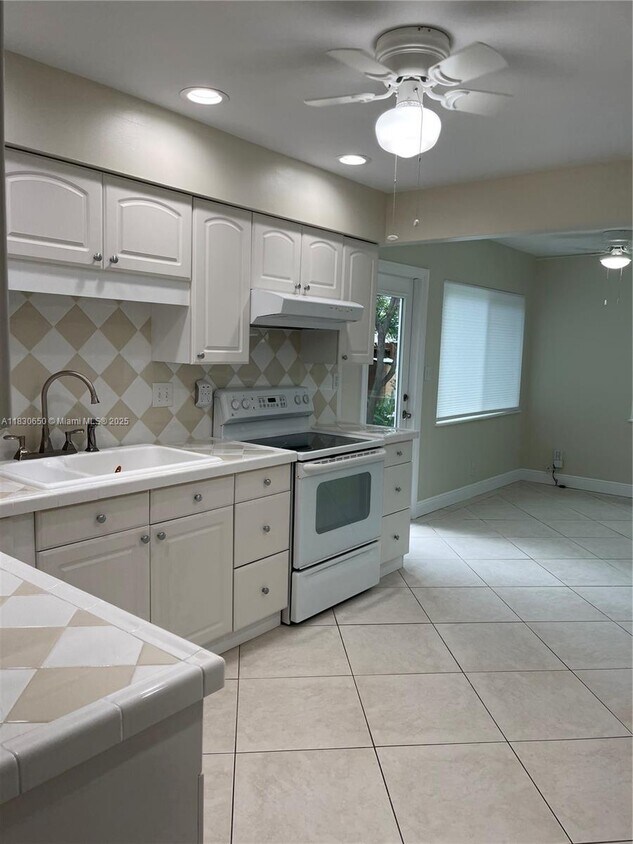 Primary Photo - 330 NE 42nd Ct