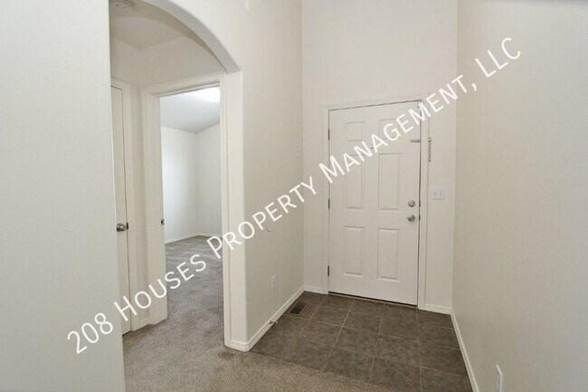 Building Photo - Immaculate Single-Level Home