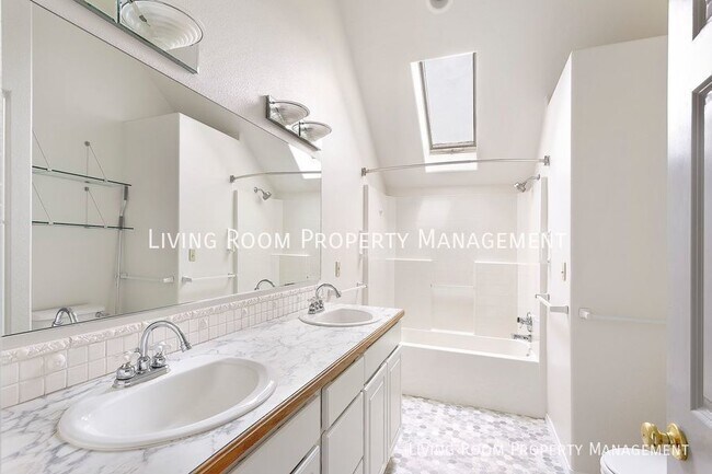 Building Photo - Glendoveer custom built home within a secl...