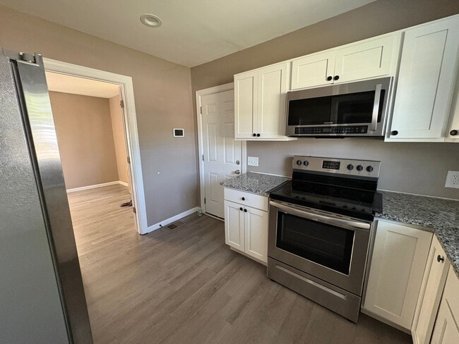 Building Photo - Cozy Living Spaces & Small-Town Energy!