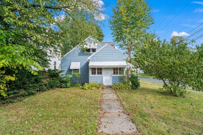 Building Photo - 518 Quaker Ln S