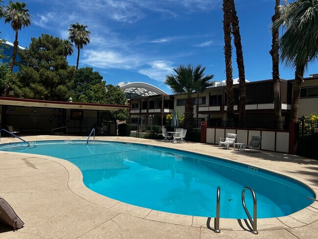 Foto del edificio - 350 E Desert Inn Rd