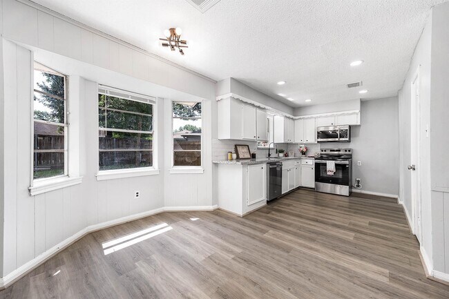 Building Photo - 9014 Landwood Dr