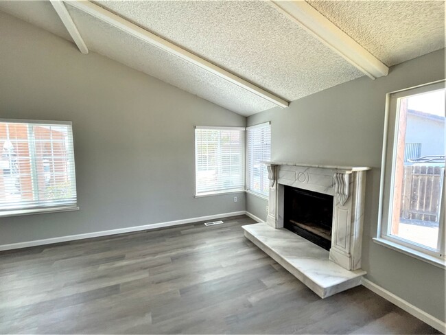 Building Photo - 550 Old River Ct