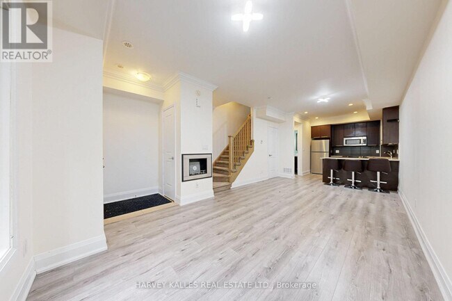Building Photo - 7-TH17 Oakburn Crescent