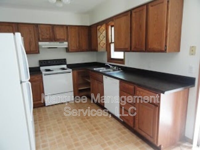 Building Photo - 140A Woodview Dr