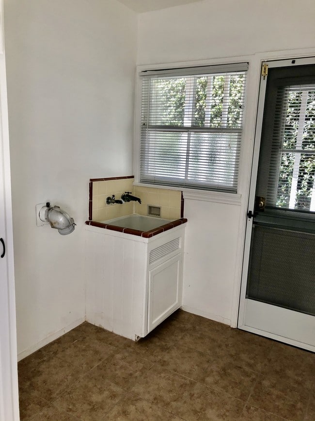 Laundry rm w/ W/D hook-up - 10358 Ashton Ave
