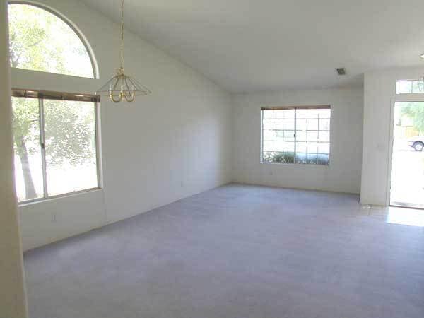 Building Photo - Amazing 4 bed/2 bath home located in conve...