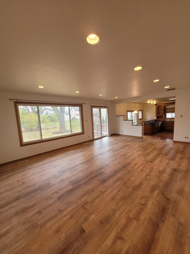 Foto del edificio - 364 N Everett Dr
