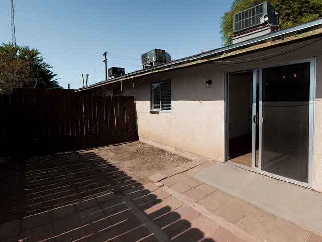 Espacio privado en el patio trasero - 321 W Orange Ave