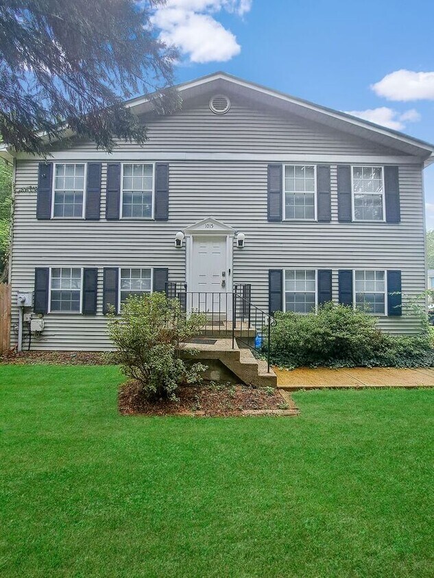 Foto principal - Gorgeous End Unit 2-Level Townhome in Wald...