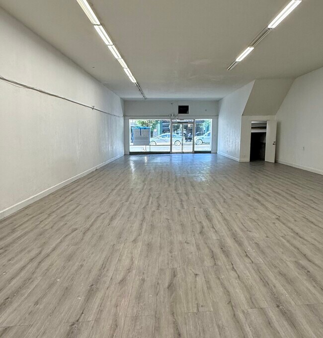 Foto del edificio - 135 W Yosemite Ave