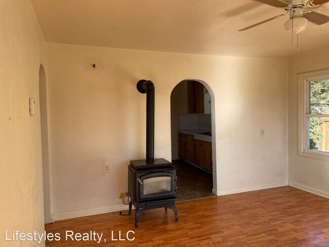 Building Photo - 2 br, 1 bath House - 135 NW Canal Blvd.