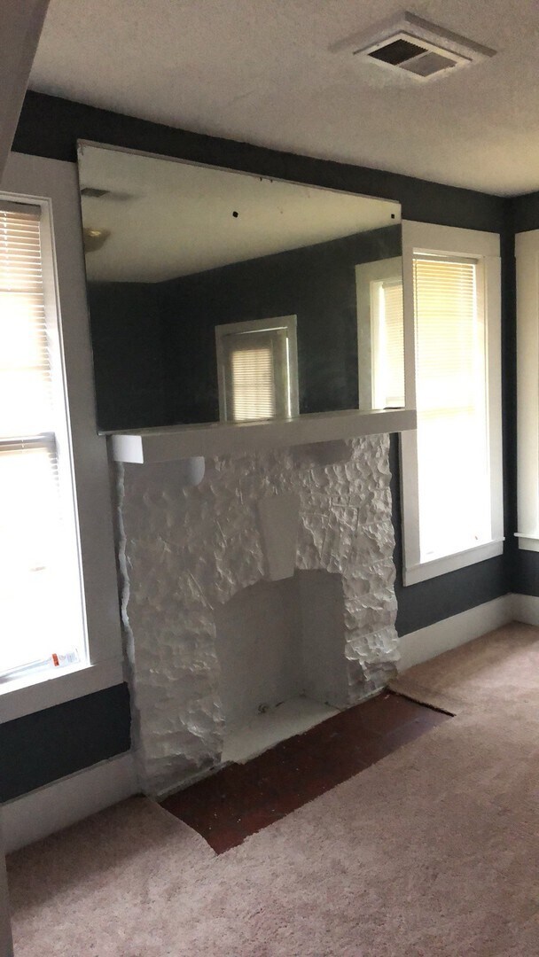 Building Photo - Spacious 2 bedroom, 1 bath home for lease