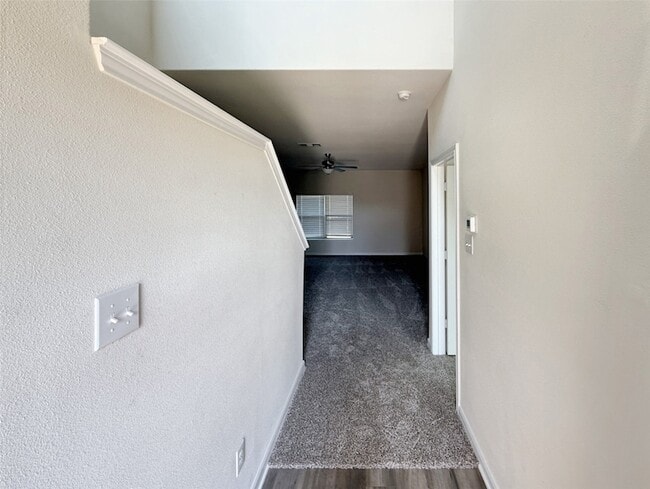 Building Photo - 913 Serena Dr