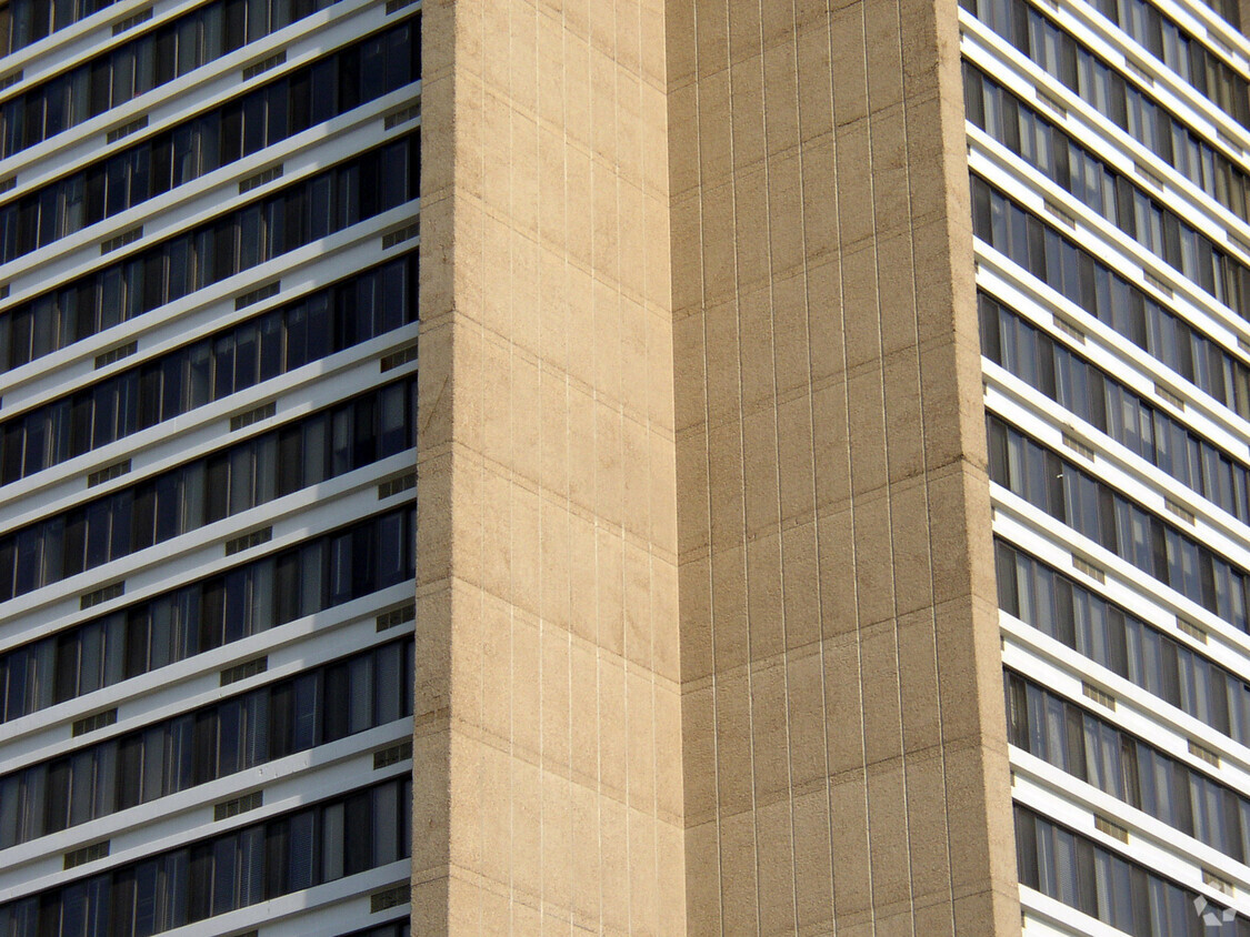 Detail of the facade on the southeast corner - River View Tower