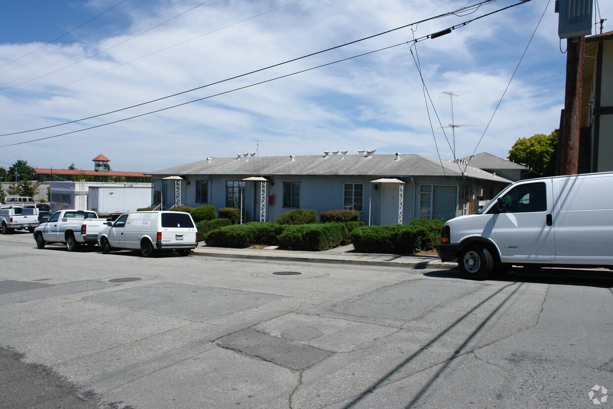 Building Photo - 815 Hill