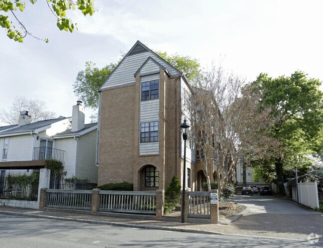 Building Photo - 406 W 9th St