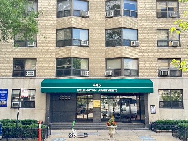 Building Photo - 450 W Wellington Ave