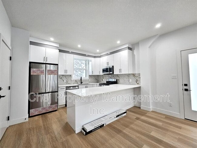 Building Photo - 10698-10661 61 St NW