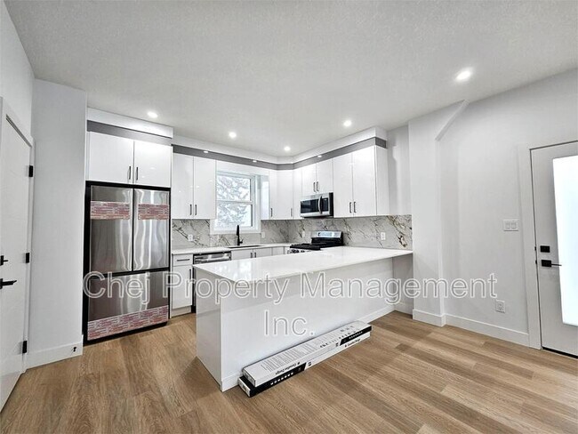 Photo du bâtiment - 10698-10661 61 St NW