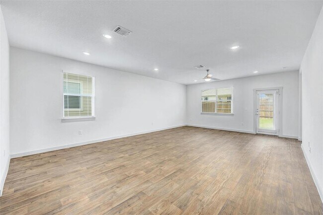Foto del edificio - 3024 Louris Ln