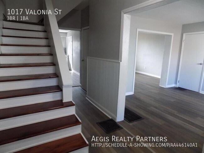 Building Photo - 1017 Valonia St
