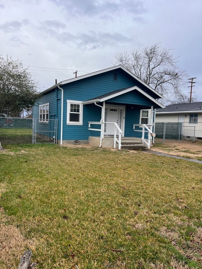 Building Photo - Single Family 2 Bedroom 1 Bath Home on Large Fenced Lot