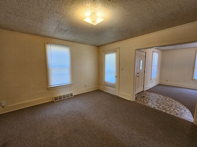 Foto del edificio - LARGE side by side Neenah