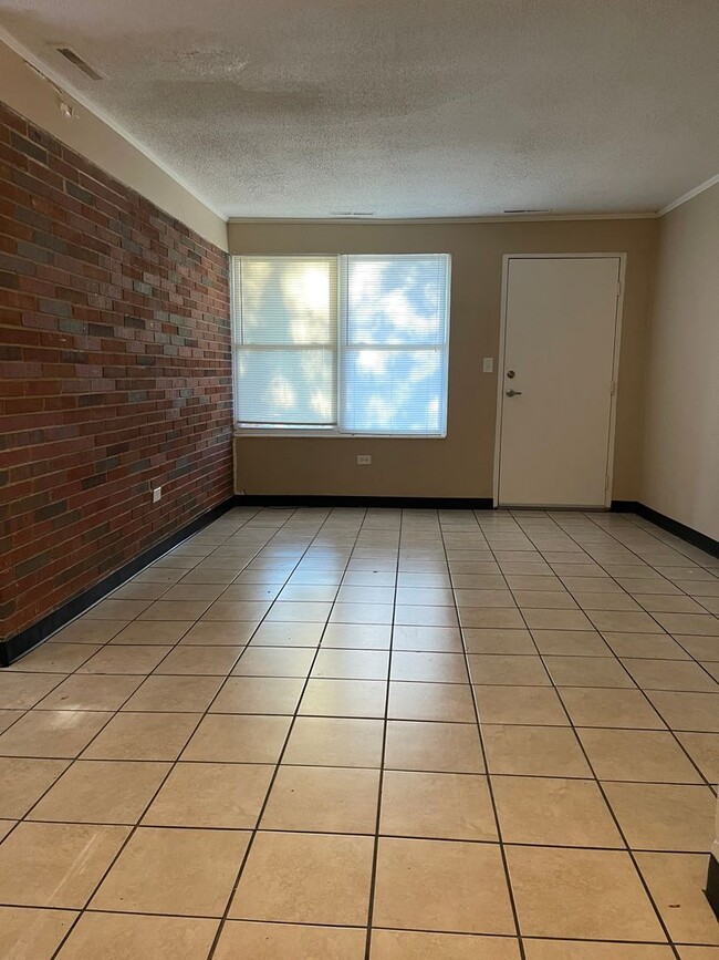 Building Photo - Spacious Duplex located off of South Milledge Avenue! Available soon!