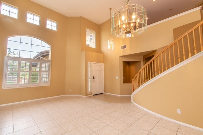 Building Photo - Beautiful + Spacious 4 bedroom/3 bath/3 Ca...